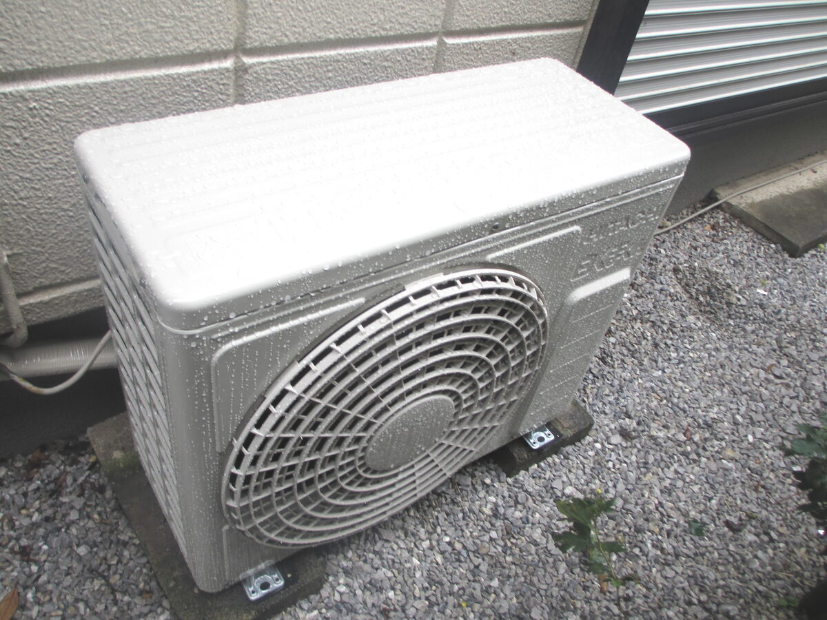 川崎市幸区のお宅のエアコン室外機。水漏れはまず屋外のドレンホースの詰まりを疑う