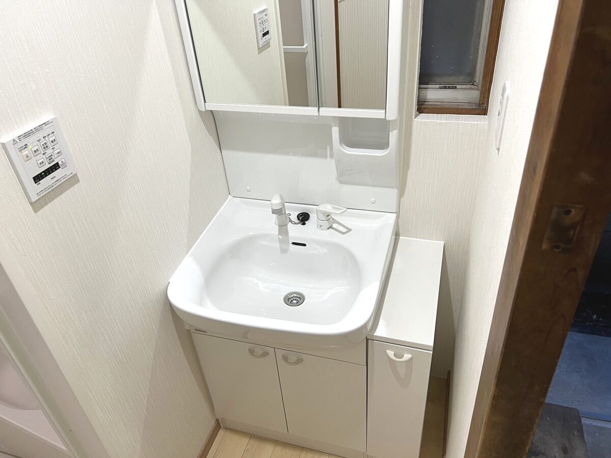 川崎市幸区で施工した洗面化粧台。台の下の湿気や水の跡は隠れた水漏れのサイン