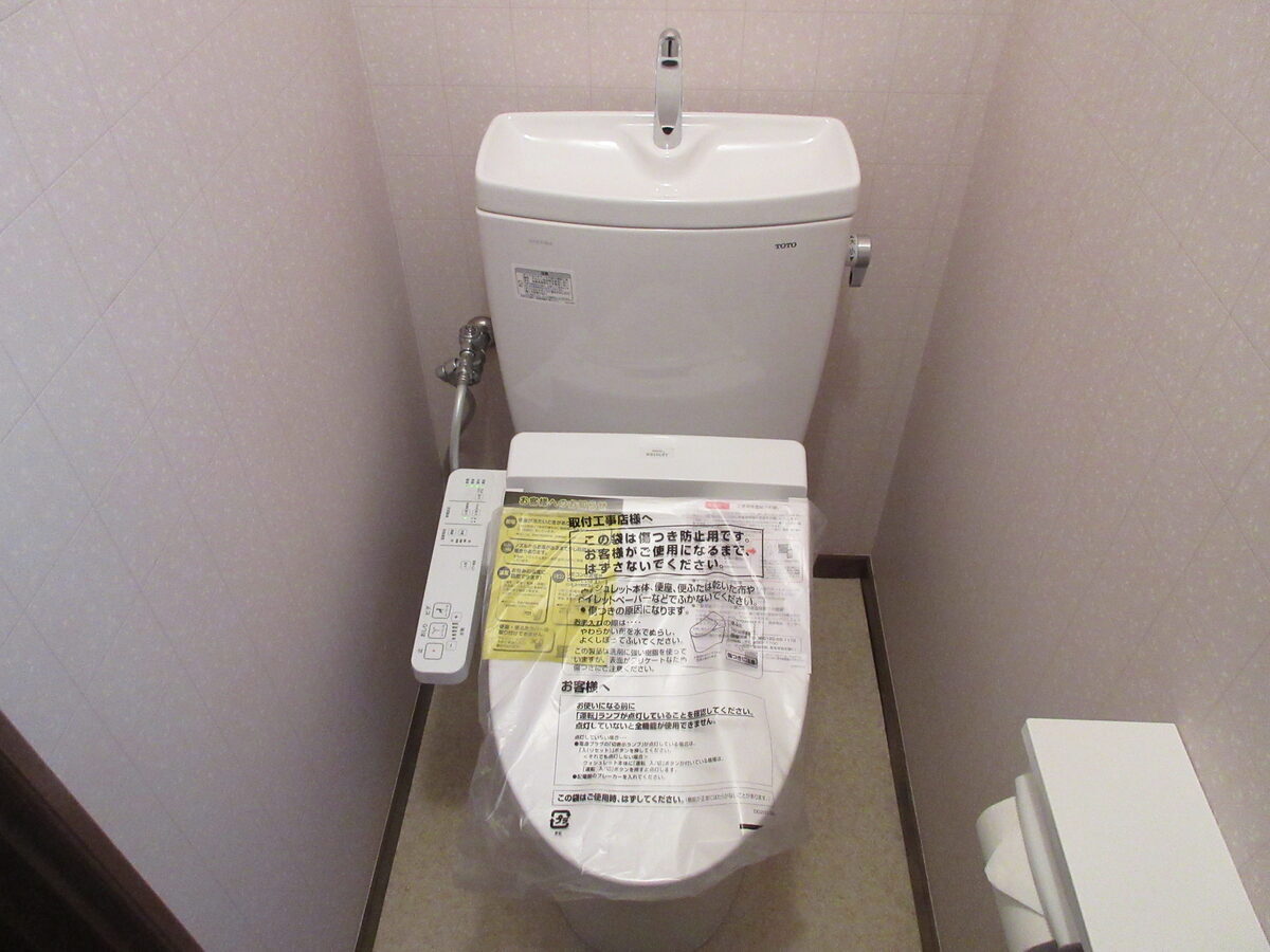 川崎市幸区で施工したトイレ。水が止まらないときはまず止水栓を締める
